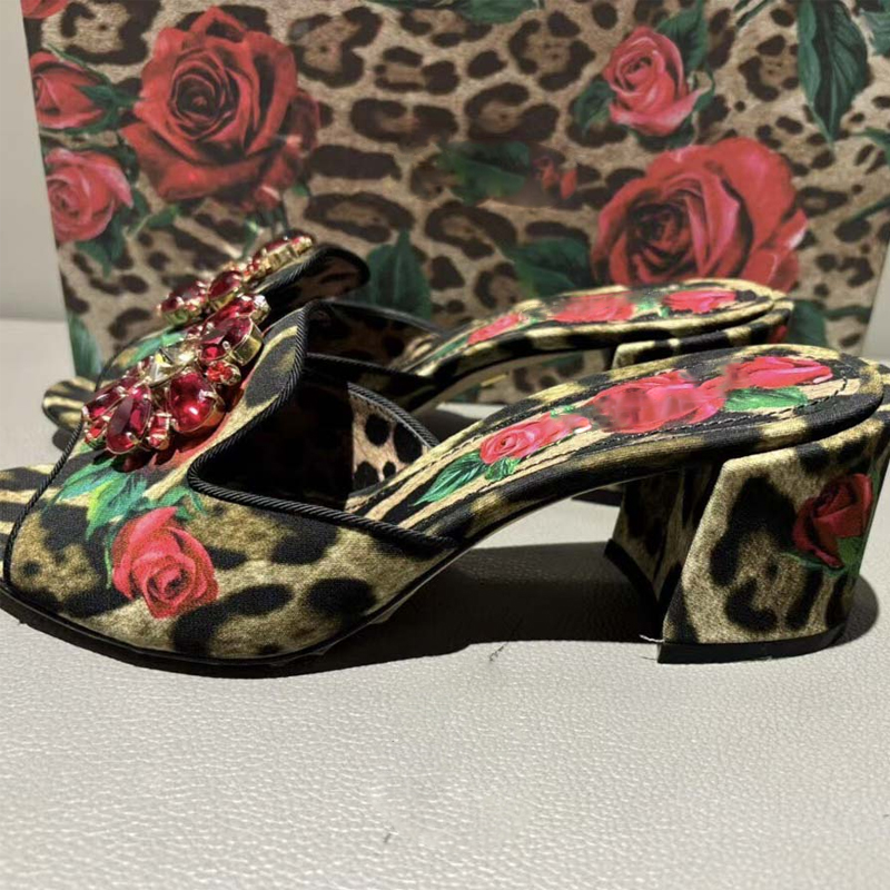 Klapki damskie na słupku z kwi – Leopard Print Heels recenzja i cena