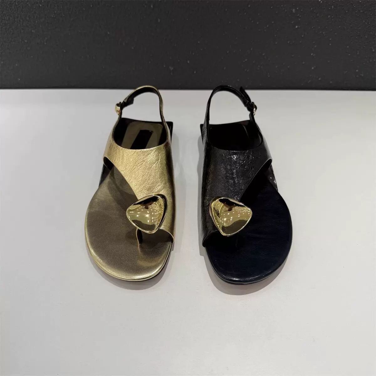 Damskie metaliczne sandały na  – Thong Flat Sandal recenzja i cena